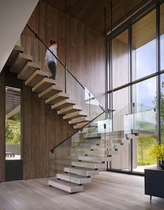 Лестница с естественным светом в интерьере дома