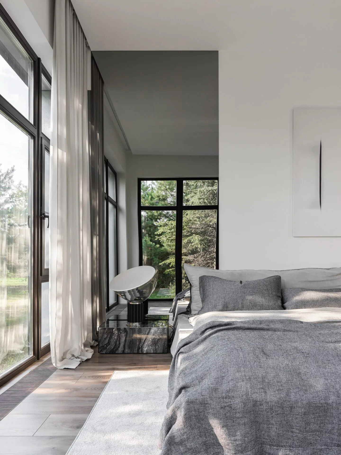 Villa White Rock панорамные окна в спальне